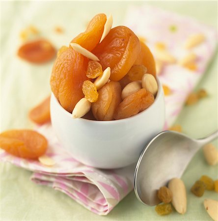 dried apricot - Bol de fruits secs Photographie de stock - Rights-Managed, Code: 825-03628698