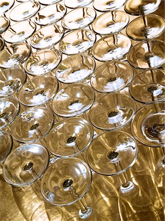 simsearch:825-03627631,k - Empty champagne glasses upside down Foto de stock - Direito Controlado, Número: 825-03628809