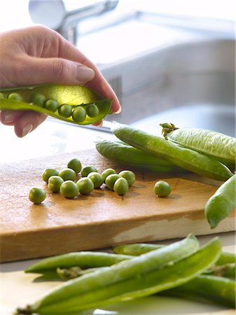 pea - Podding peas Stock Photo - Rights-Managed, Code: 825-03628846