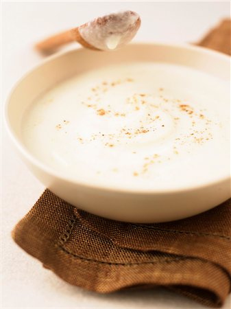 simsearch:652-03801455,k - Cream of cauliflower with cinnamon Foto de stock - Con derechos protegidos, Código: 825-03628877
