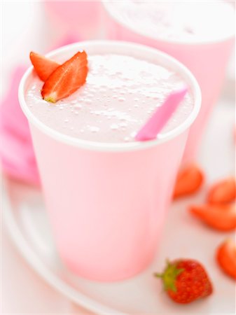 simsearch:652-03633333,k - Smoothie aux fraises sucrées Photographie de stock - Rights-Managed, Code: 825-03628895