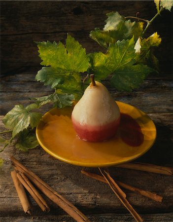 pear with leaves - Pear poached in red wine with cinnamon Foto de stock - Con derechos protegidos, Código: 825-03628907