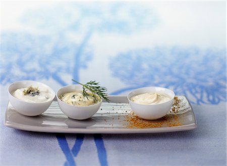 Bowl of mayonnaise,bowl of Béarnaise sauce and bowl of Fromage blanc sauce Foto de stock - Con derechos protegidos, Código: 825-03628962