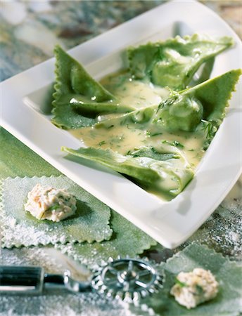 spinach pasta - Pasta triangles with salmon and dill Stock Photo - Rights-Managed, Code: 825-03629006