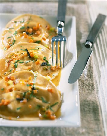 ravioli - Raviolone avec les artichauts et les oeufs de caille, jus de truffe Photographie de stock - Rights-Managed, Code: 825-03629007