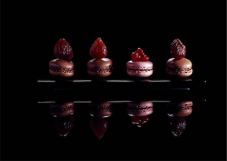 simsearch:652-03634796,k - Three candied chestnut macaroons and one redcurrant macaroon Foto de stock - Con derechos protegidos, Código: 825-03629027