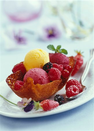 Flower-shaped tuile biscuit filled with ice cream and fruit Foto de stock - Con derechos protegidos, Código: 825-03629031