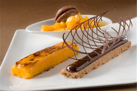 petit fours - Drei Mango dessert Stockbilder - Lizenzpflichtiges, Bildnummer: 825-03629046