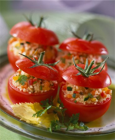 stuffed vegetable - raw tomatoes stuffed with tabbouleh Foto de stock - Con derechos protegidos, Código: 825-03629100