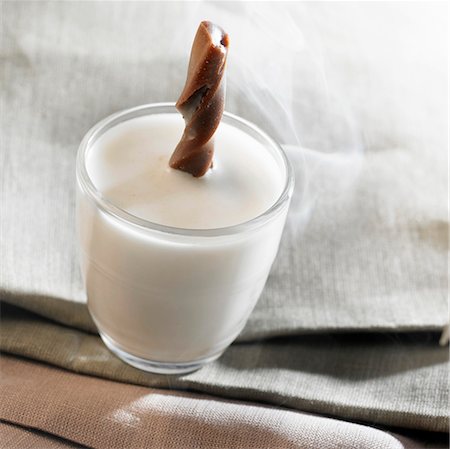 simsearch:825-03628812,k - Heiße Milch mit Carambar candy Stockbilder - Lizenzpflichtiges, Bildnummer: 825-03629125