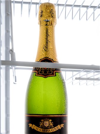 simsearch:825-03627616,k - A bottle of champagne in the refrigerator Fotografie stock - Rights-Managed, Codice: 825-03629154