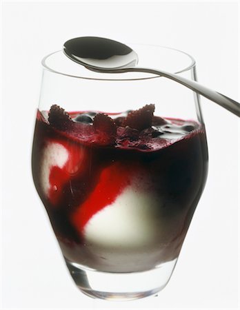 simsearch:652-03801545,k - Fromage blanc and strawberry puree Foto de stock - Con derechos protegidos, Código: 825-03629242