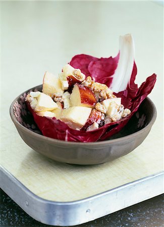 simsearch:652-03801720,k - Feuilles de radicchio rempli de pommes et salade de fruits secs Photographie de stock - Rights-Managed, Code: 825-03629321