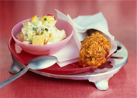Pommes de terre et salade d'oignons rouges au poulet frit croustillant Photographie de stock - Rights-Managed, Code: 825-03629331