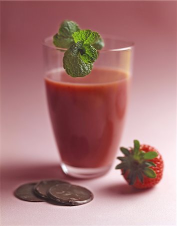 simsearch:825-03627983,k - Strawberry juice,chocolates and mint leaf Foto de stock - Con derechos protegidos, Código: 825-03629452