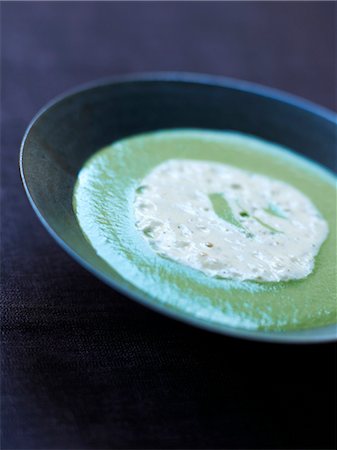 simsearch:652-03802467,k - Cream of pea soup with mustard Foto de stock - Con derechos protegidos, Código: 825-03629537
