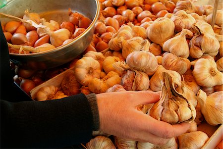 simsearch:825-03627631,k - Choosing garlic heads and shallots on the stall Foto de stock - Direito Controlado, Número: 825-03629546