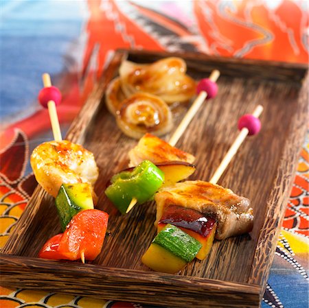 simsearch:652-03800308,k - Brochettes de poisson et oignons caramélisés Photographie de stock - Rights-Managed, Code: 825-03629555