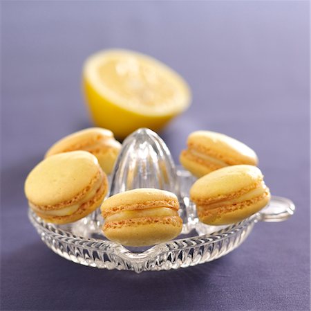 simsearch:652-03804468,k - Macarons au citron Photographie de stock - Rights-Managed, Code: 825-03629619