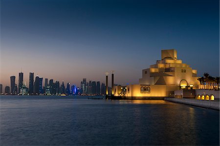 Museum of Islamic Art at dusk with modern city skyline behind; Doha, Qatar Photographie de stock - Rights-Managed, Code: 832-08007554