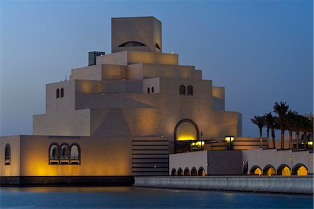 simsearch:832-08007680,k - Museum of Islamic Art at dusk; Doha, Qatar Photographie de stock - Rights-Managed, Code: 832-08007553