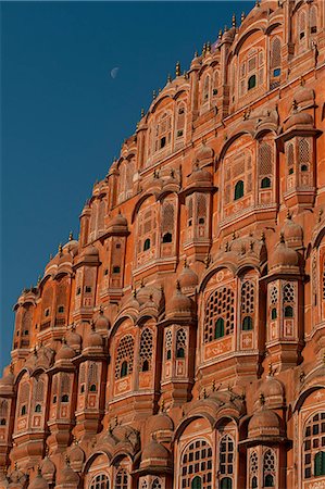 simsearch:832-08007692,k - Moon over the Hawa Mahal (Palace of the Winds); Jaipur, India Foto de stock - Con derechos protegidos, Código: 832-08007567