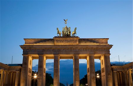 simsearch:832-08007692,k - Germany, Brandenburg Gate at dusk; Berlin Foto de stock - Con derechos protegidos, Código: 832-08007615