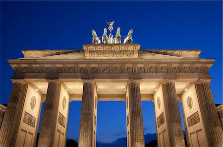 simsearch:832-08007692,k - Germany, Brandenburg Gate at dusk; Berlin Foto de stock - Con derechos protegidos, Código: 832-08007617