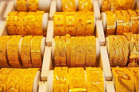 Gold Bangles For Sale In Gold Souk; Dubai, United Arab Emirates Stockbilder - Lizenzpflichtiges, Bildnummer: 832-08007657