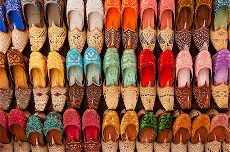 embroidering - Traditional Shoes For Sale In Market; Dubai, United Arab Emirates Foto de stock - Con derechos protegidos, Código: 832-08007659