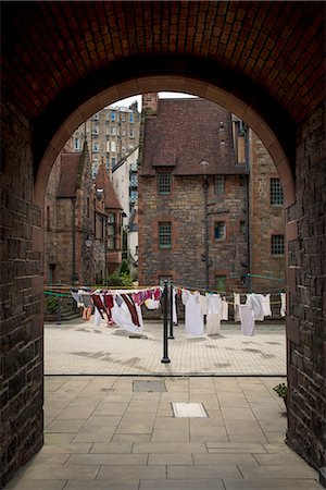 simsearch:695-05769527,k - Drying clothes in Dean Village; Edinburgh, Scotland Photographie de stock - Rights-Managed, Code: 832-08007721