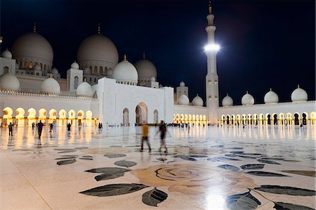 simsearch:841-07653225,k - Sheikh Zayed Grand Mosque at night; Abu Dhabi, United Arab Emirates Photographie de stock - Rights-Managed, Code: 832-08007741