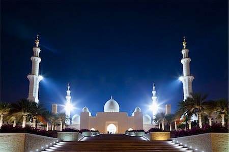 simsearch:6119-07845359,k - Sheikh Zayed Grand Mosque at night; Abu Dhabi, United Arab Emirates Foto de stock - Con derechos protegidos, Código: 832-08007742