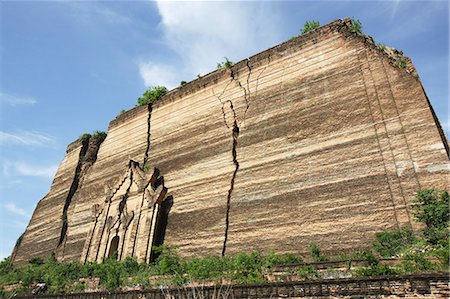 simsearch:630-07071320,k - Huge cracks cut through the brick facade of the unfinished Mingun Pagoda that was destroyed by an earthquake; Mandalay, Burma Foto de stock - Con derechos protegidos, Código: 832-08007788