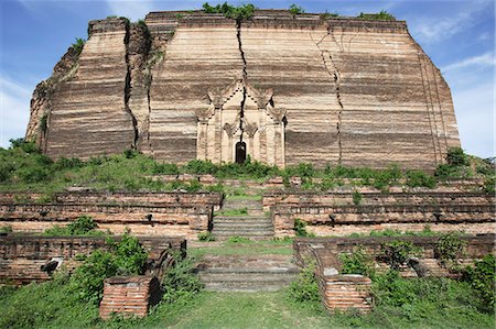 simsearch:6119-07451201,k - Huge cracks cut through the brick facade of the unfinished Mingun Pagoda that was destroyed by an earthquake; Mandalay, Burma Stockbilder - Lizenzpflichtiges, Bildnummer: 832-08007790