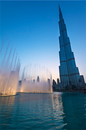 simsearch:832-08007798,k - Fountain display in front of the Burj Khalifa at sunset; Dubai, United Arab Emirates Stock Photo - Rights-Managed, Code: 832-08007802