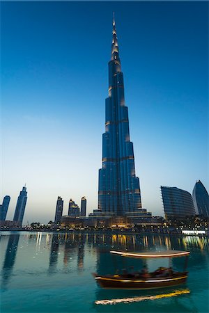 Boat going around artificial lake at sunset in front of the Burj Khalifa; Dubai, United Arab Emirates Photographie de stock - Rights-Managed, Code: 832-08007803