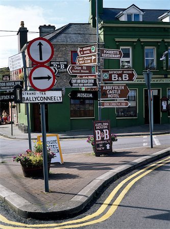 Road signs at Clifden, Connemara, Co Galway, Ireland Foto de stock - Con derechos protegidos, Código: 832-02254654