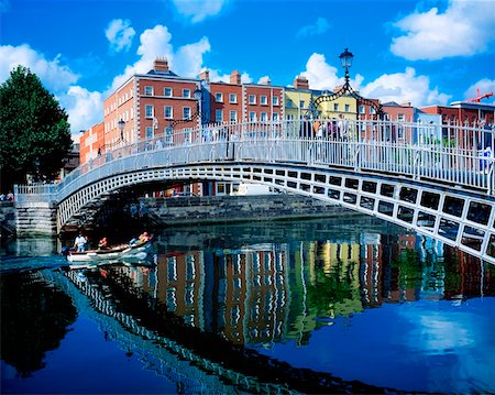 people crossing the river images - Penny Bridge, la rivière Liffey, Dublin, Co Dublin, Irlande Photographie de stock - Rights-Managed, Code: 832-02254813