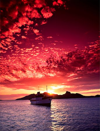 dawn red sky - Shipping at Sunset Stock Photo - Rights-Managed, Code: 832-02254931