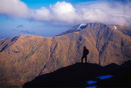 Mweelrea Mountain, Sheefry des collines en arrière-plan, comté Mayo, Irlande ; Randonneur sur le sommet de la montagne Photographie de stock - Rights-Managed, Code: 832-02255311