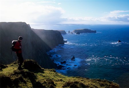 simsearch:841-03063007,k - Kid Island from Benwee Head, County Mayo, Ireland; Hiker enjoying coastal view Foto de stock - Con derechos protegidos, Código: 832-02255313