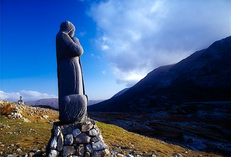 Maumturk Mountains, Connemara, County Galway, Sculpture against landscape Foto de stock - Con derechos protegidos, Código: 832-02255322