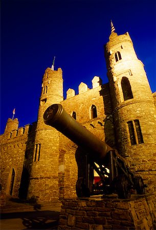 Macroom, County Cork, Ireland; Castle with cannon Foto de stock - Con derechos protegidos, Código: 832-02255426