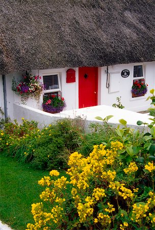 Dunmore East Harbour, County Waterford, Ireland; Thatched cottage Foto de stock - Con derechos protegidos, Código: 832-02255435