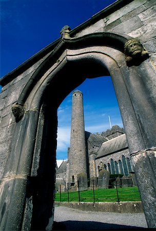 St. Canice's Cathedral, Kilkenny City, County Kilkenny, Ireland; Cathedral and archway Foto de stock - Con derechos protegidos, Código: 832-02255432