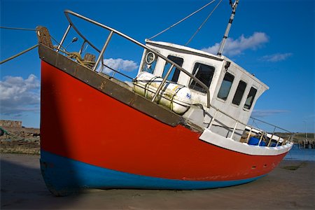 Youghal, comté de Cork, en Irlande ; Bateau de pêche rouge échoués sur les plages Photographie de stock - Rights-Managed, Code: 832-02255471
