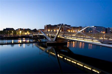 drawbridge - Sean O'Casey Bridge, River Liffey Dublin City, Ireland; City pedestrian bridge over river Foto de stock - Con derechos protegidos, Código: 832-02255611