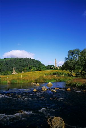 Round tower and river in the forest, Glendalough, Wicklow Mountains, Republic Of Ireland Foto de stock - Con derechos protegidos, Código: 832-02252629