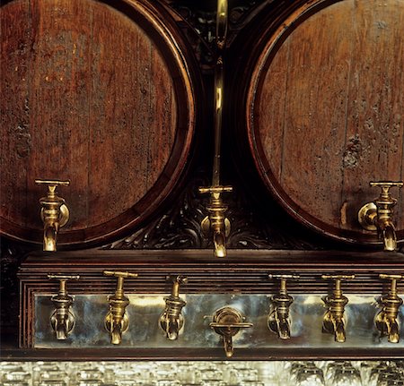 pub - Close-up of wine barrels with faucets, Crown Liquor Saloon, Belfast, Northern Ireland Foto de stock - Con derechos protegidos, Código: 832-02252622